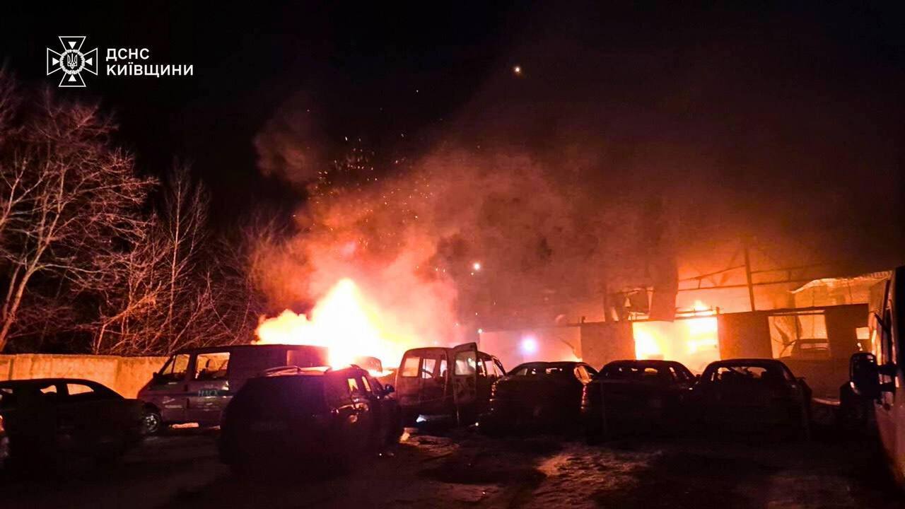 Одного з постраждалих дістали з-під завалів: у ДСНС показали наслідки атаки РФ на Київщину. Фото та відео