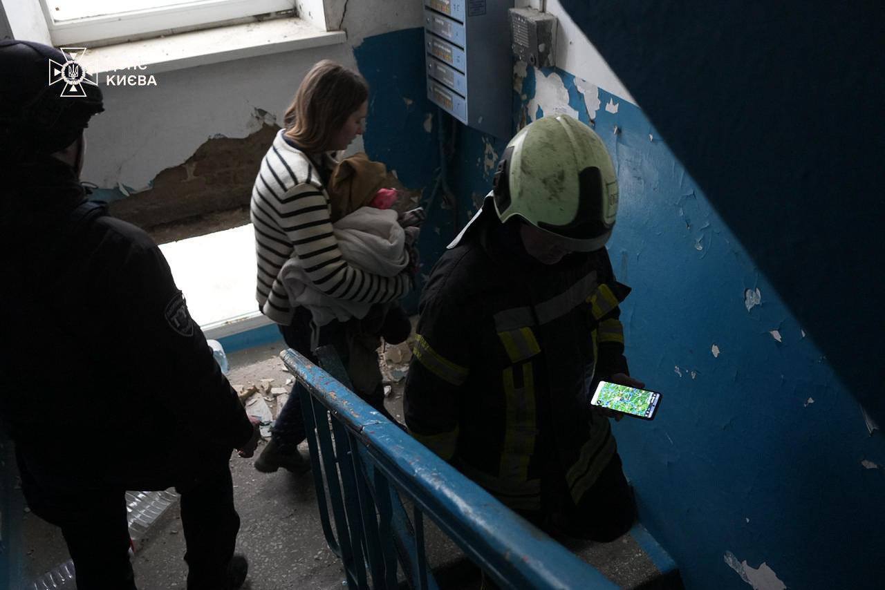 Є загиблі, десятки поранених: у МВС розповіли подробиці про наслідки російської атаки по Києву та області. Фото та відео