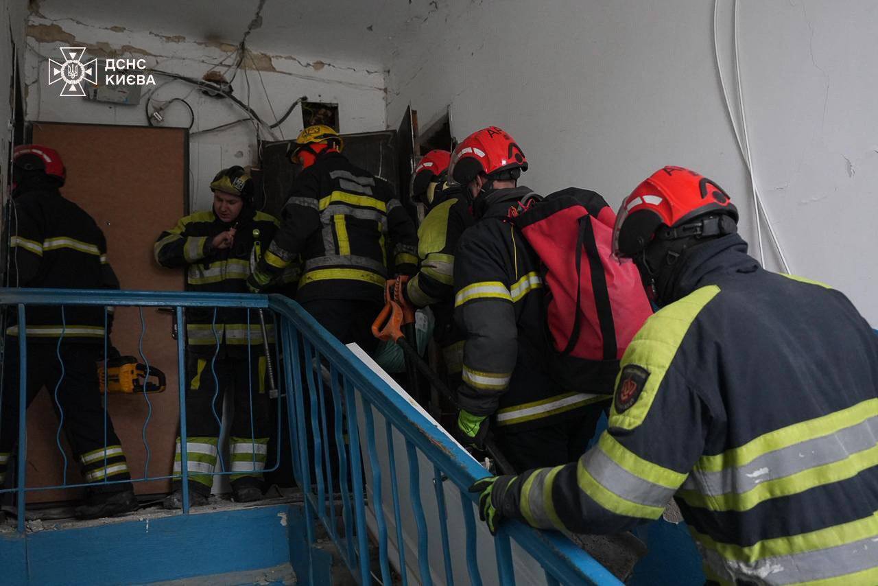 Є загиблі, десятки поранених: у МВС розповіли подробиці про наслідки російської атаки по Києву та області. Фото та відео