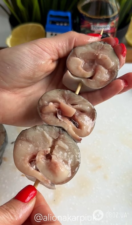 Самый простой рецепт запеченной скумбрии: что добавить, чтобы рыба получилась сочной