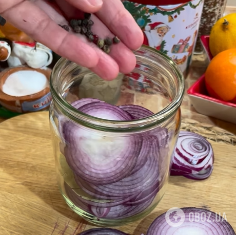 Как вкусно замариновать лук для салатов: универсальный рецепт