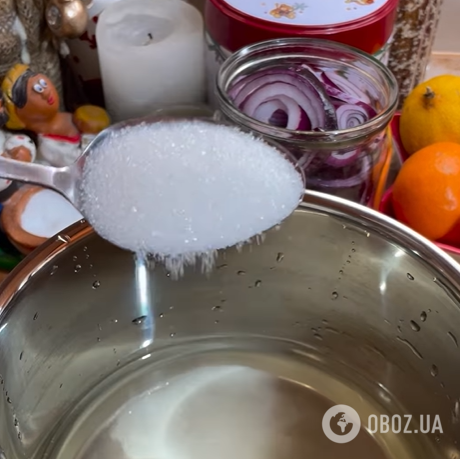 Как вкусно замариновать лук для салатов: универсальный рецепт