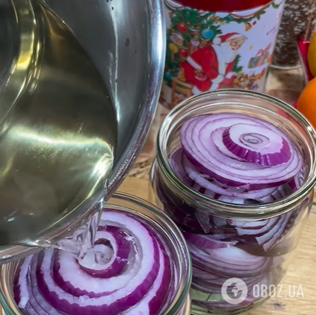 Как вкусно замариновать лук для салатов: универсальный рецепт