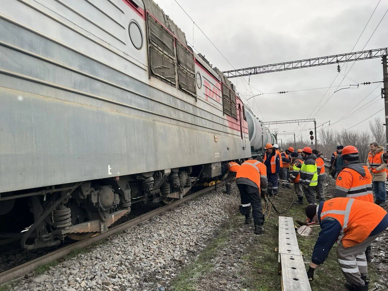 В Ростовской области РФ сошел с рельсов локомотив: фото