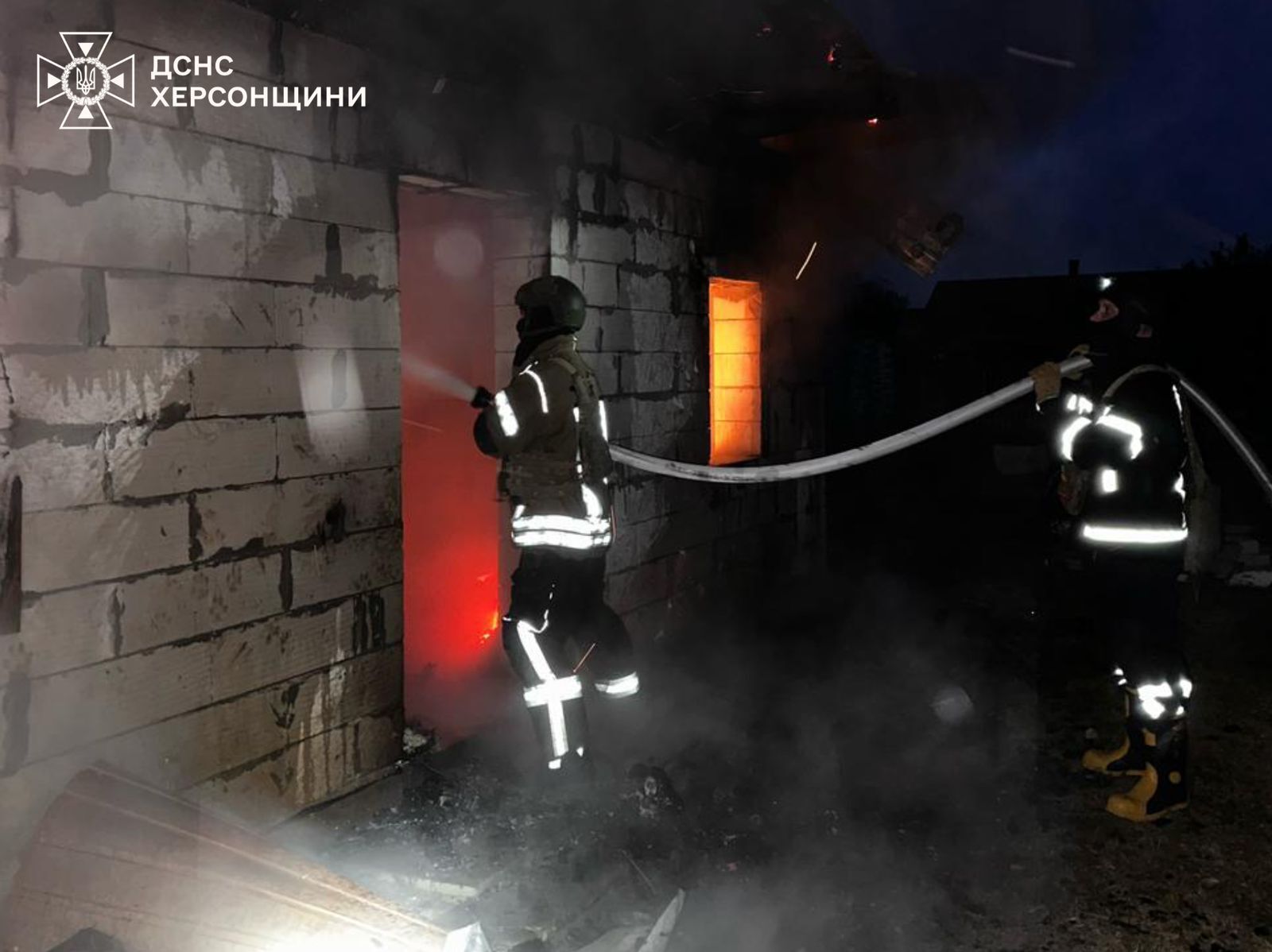 Оккупанты ударили по Херсону: под огнем – жилые кварталы и критическая инфраструктура, есть пострадавшие.  Фото и видео