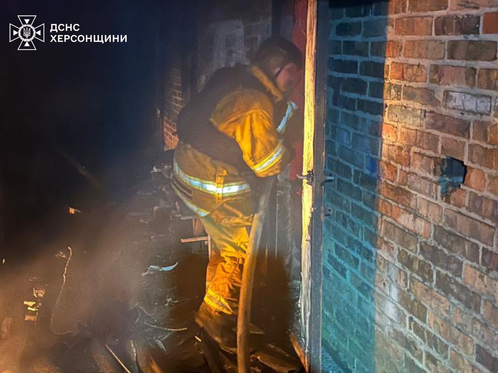 Оккупанты ударили по Херсону: под огнем – жилые кварталы и критическая инфраструктура, есть пострадавшие.  Фото и видео