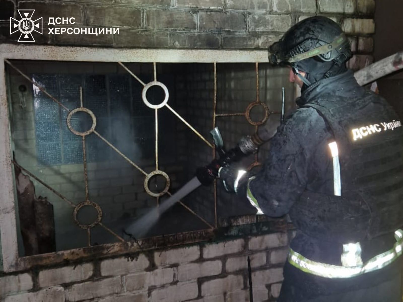 Оккупанты ударили по Херсону: под огнем – жилые кварталы и критическая инфраструктура, есть пострадавшие.  Фото и видео