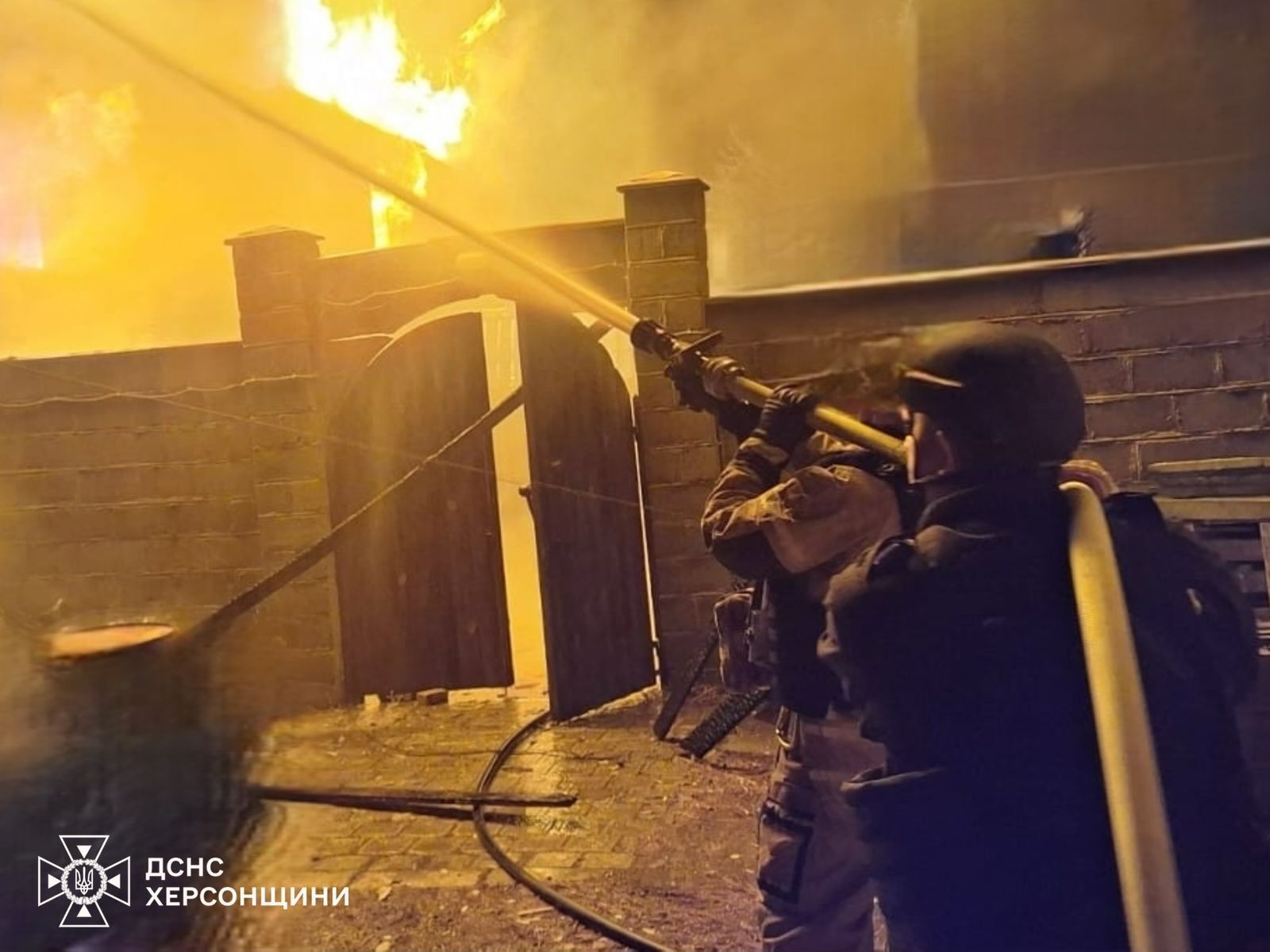 Оккупанты ударили по Херсону: под огнем – жилые кварталы и критическая инфраструктура, есть пострадавшие.  Фото и видео