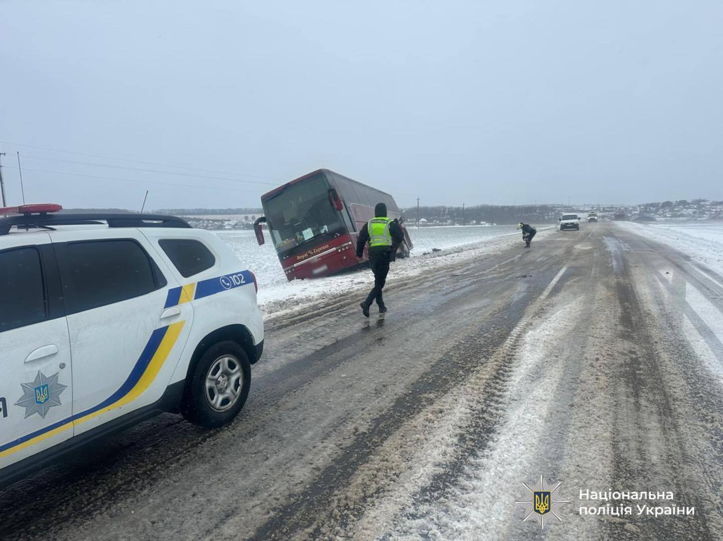 Перевернуті автобуси і майже нульова видимість: через негоду в Україні катастрофічно погіршилась ситуація на дорогах. Фото і відео