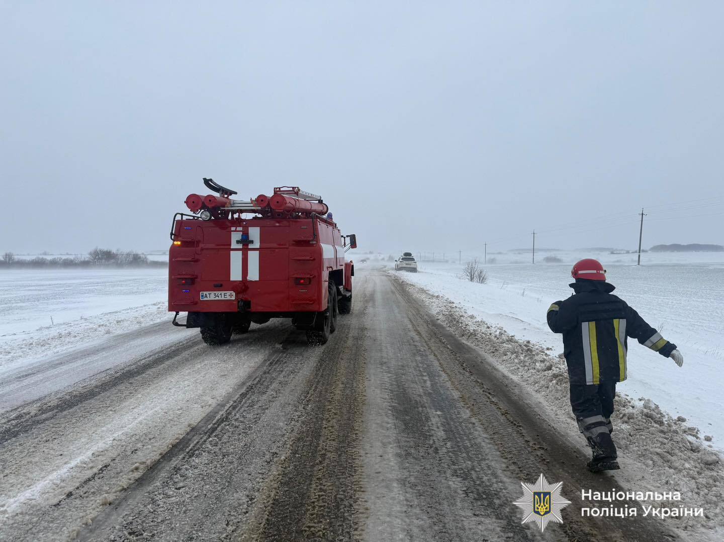 Перевернуті автобуси і майже нульова видимість: через негоду в Україні катастрофічно погіршилась ситуація на дорогах. Фото і відео