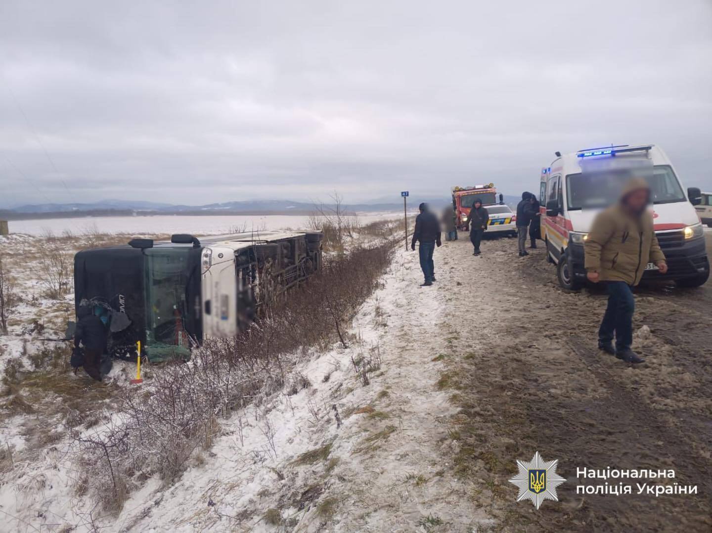 Перевернуті автобуси і майже нульова видимість: через негоду в Україні катастрофічно погіршилась ситуація на дорогах. Фото і відео