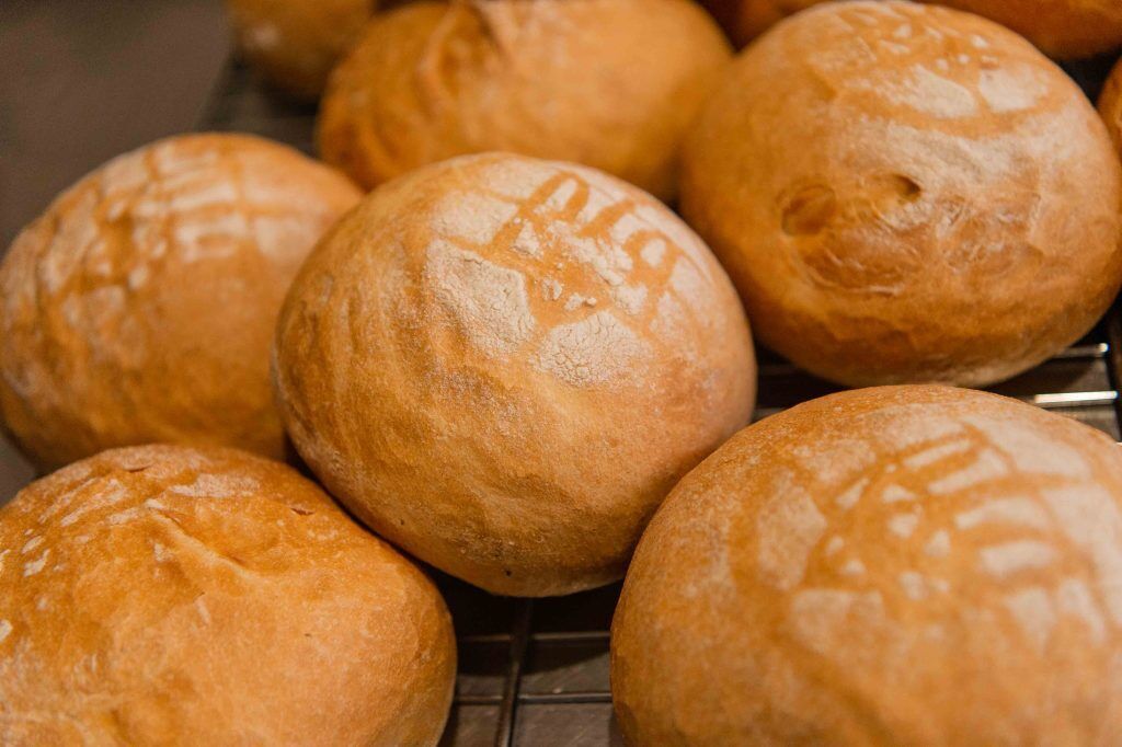 "Хліб Порошенка": у Херсоні три роки печуть волонтерські буханці для військових та містян