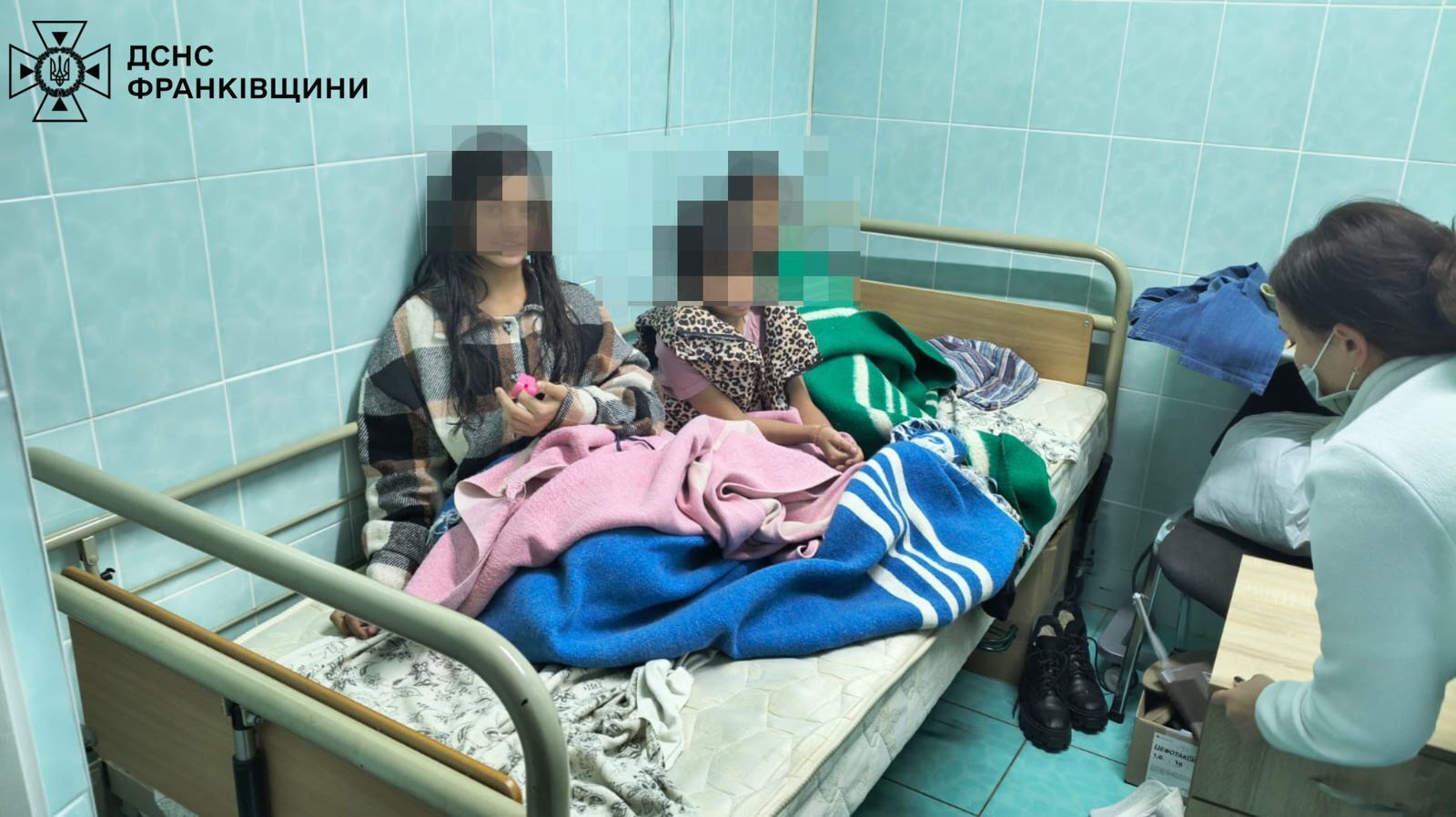 Реальна загроза життю: на Франківщині врятували дітей, які провалились під кригу. Фото