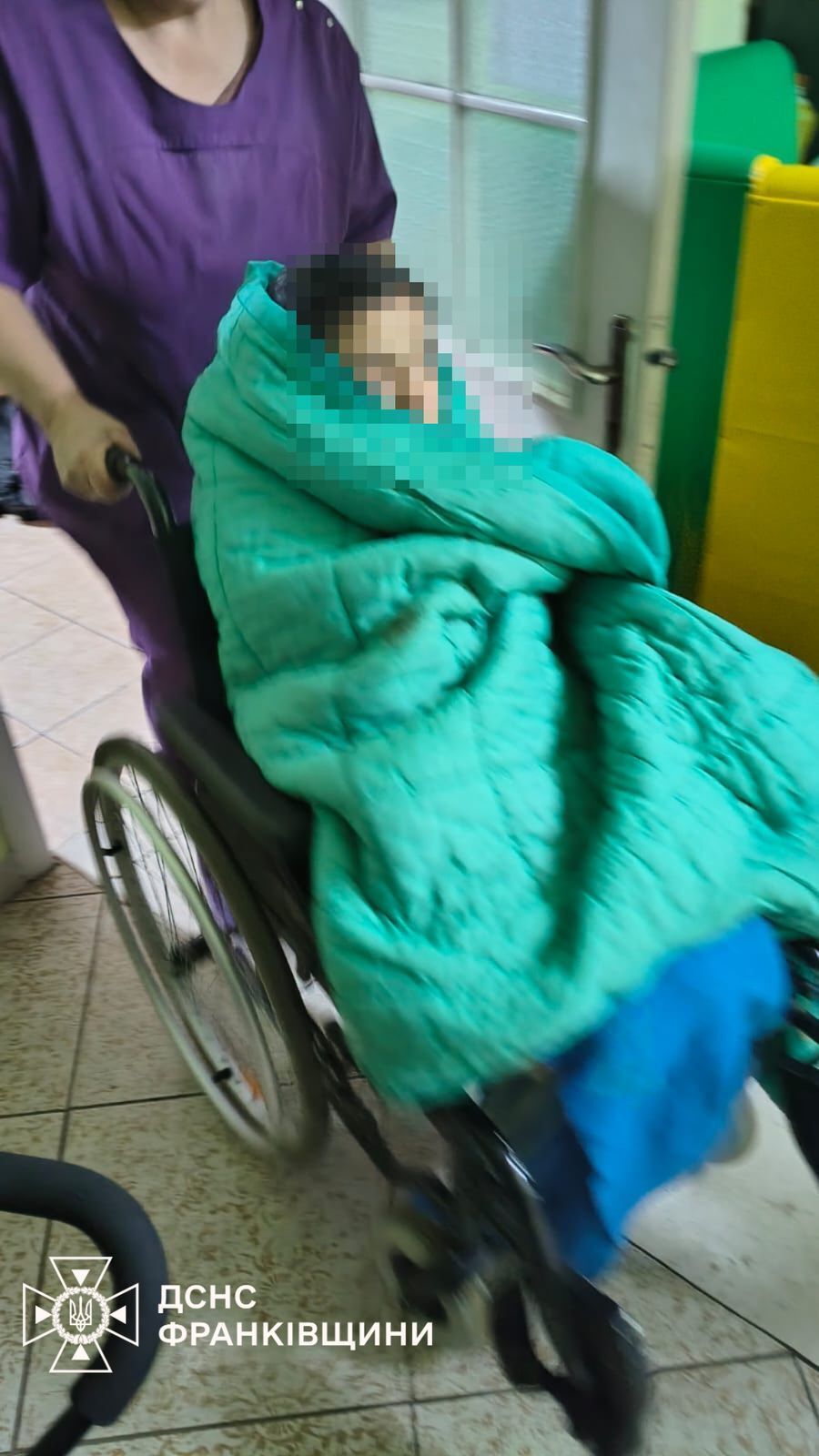 Реальна загроза життю: на Франківщині врятували дітей, які провалились під кригу. Фото