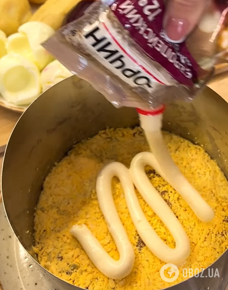 Салат "Шуба" по-королевски: что добавить в блюдо вместо привычной сельди