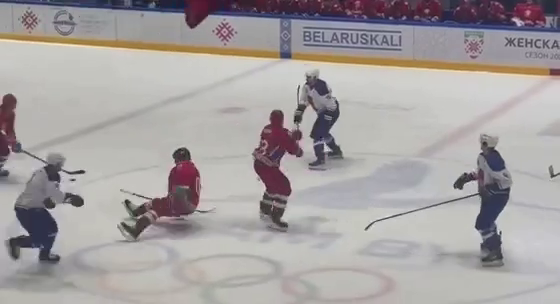 Лукашенка збили під час хокейного матчу. Відео