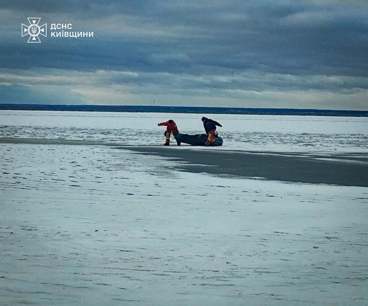 На Киевском водохранилище под лед провалились двое рыбаков. Подробности и фото