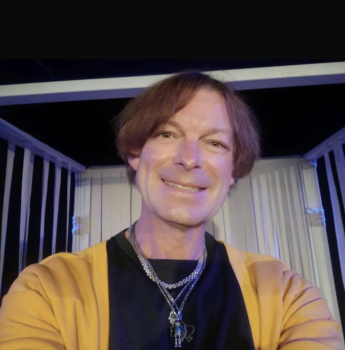 Робота з Данилком, дружба з Віктюком й останні години в лікарні. Друзі та колеги розповіли про актора Анатолія Суханова, який раптово пішов з життя