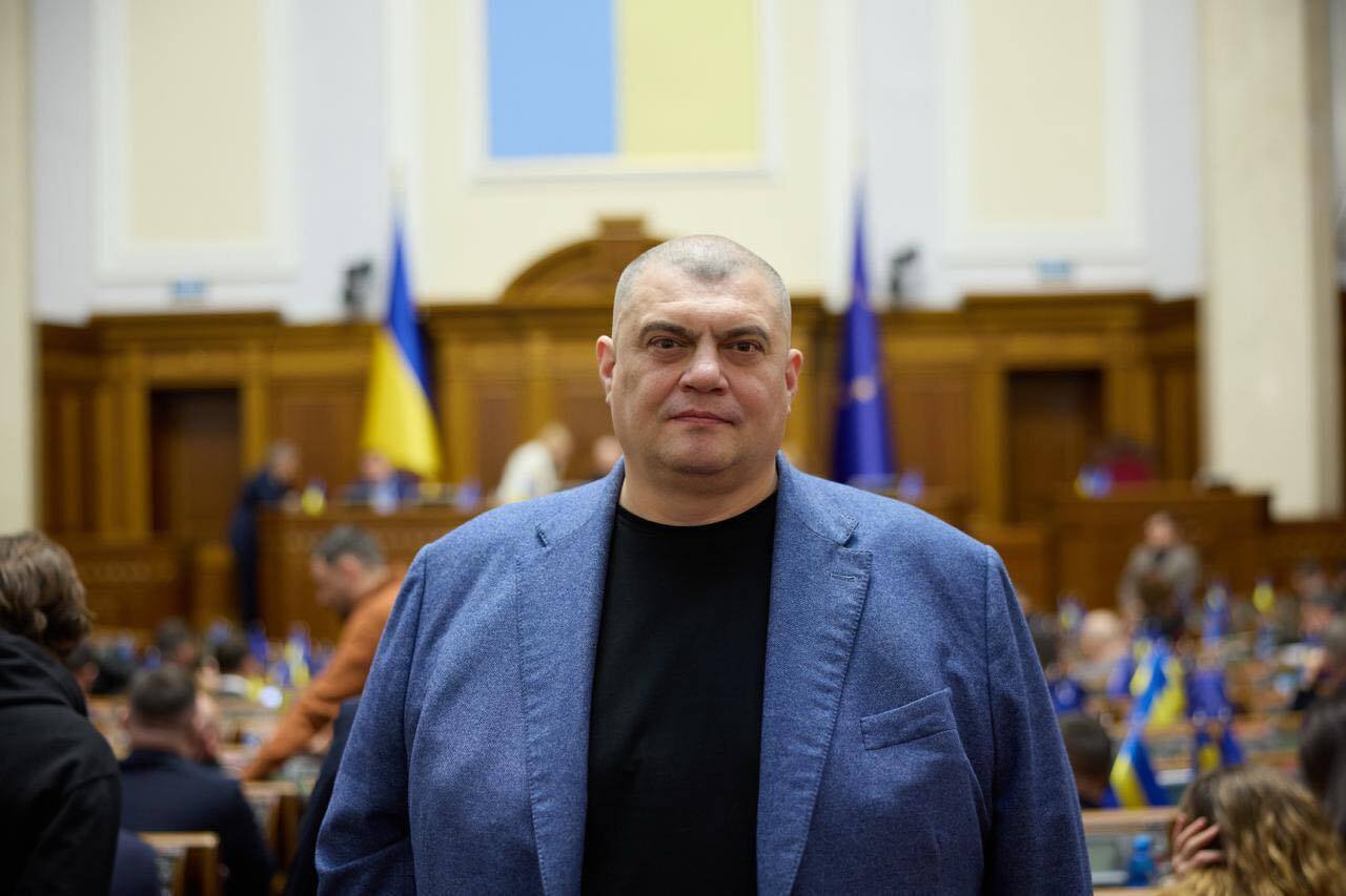 Поседел и обновил гардероб: как Верховная Рада изменила Юзика из "Квартала 95". Фотосравнение