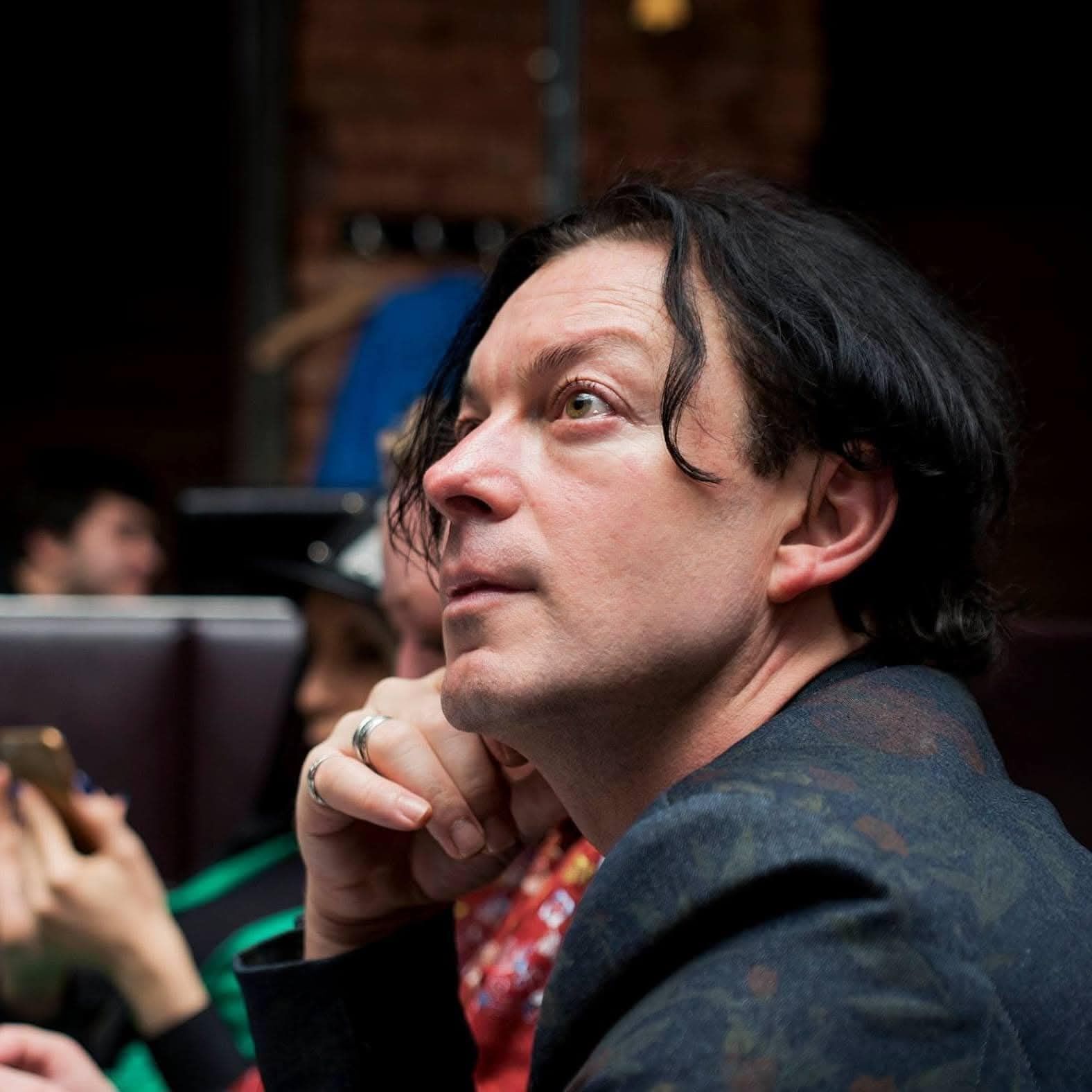 Робота з Данилком, дружба з Віктюком й останні години в лікарні. Друзі та колеги розповіли про актора Анатолія Суханова, який раптово пішов з життя