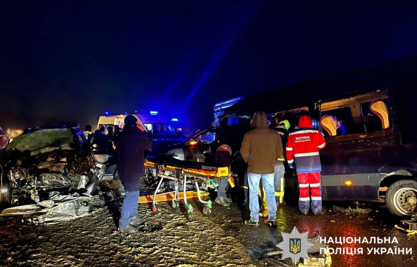 На Киевщине водитель маршрутки вылетел на встречную и столкнулся с двумя авто: есть жертва, 13 человек пострадали. Фото