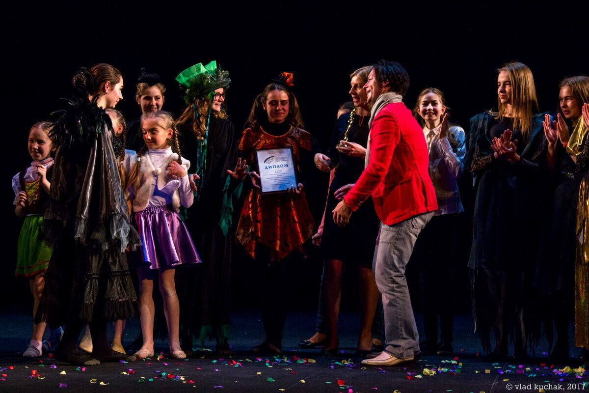 Робота з Данилком, дружба з Віктюком й останні години в лікарні. Друзі та колеги розповіли про актора Анатолія Суханова, який раптово пішов з життя