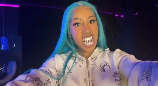 12-летняя дочь Ким Кардашьян вставила бриллиантовые "зубы акулы" и нарвалась на критику. Эпатажные фото