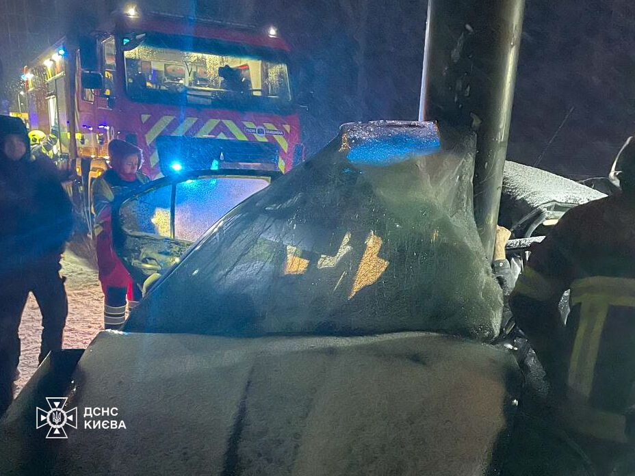 В Киеве легковушку "намотало" на опору билборда: есть погибший и пострадавшие. Подробности, фото и видео