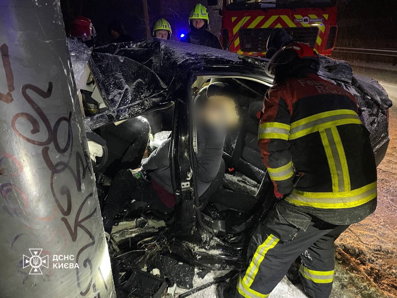 В Киеве легковушку "намотало" на опору билборда: есть погибший и пострадавшие. Подробности, фото и видео