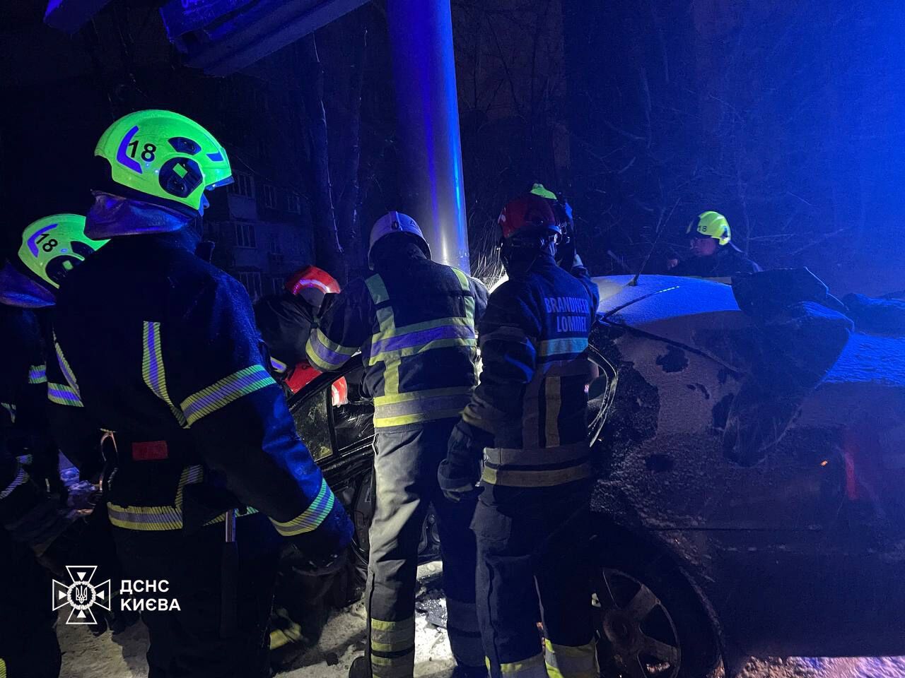 В Киеве легковушку "намотало" на опору билборда: есть погибший и пострадавшие. Подробности, фото и видео