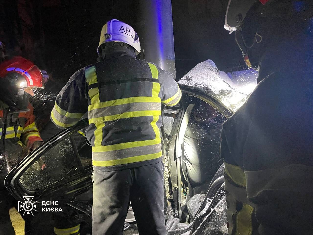 В Киеве легковушку "намотало" на опору билборда: есть погибший и пострадавшие. Подробности, фото и видео