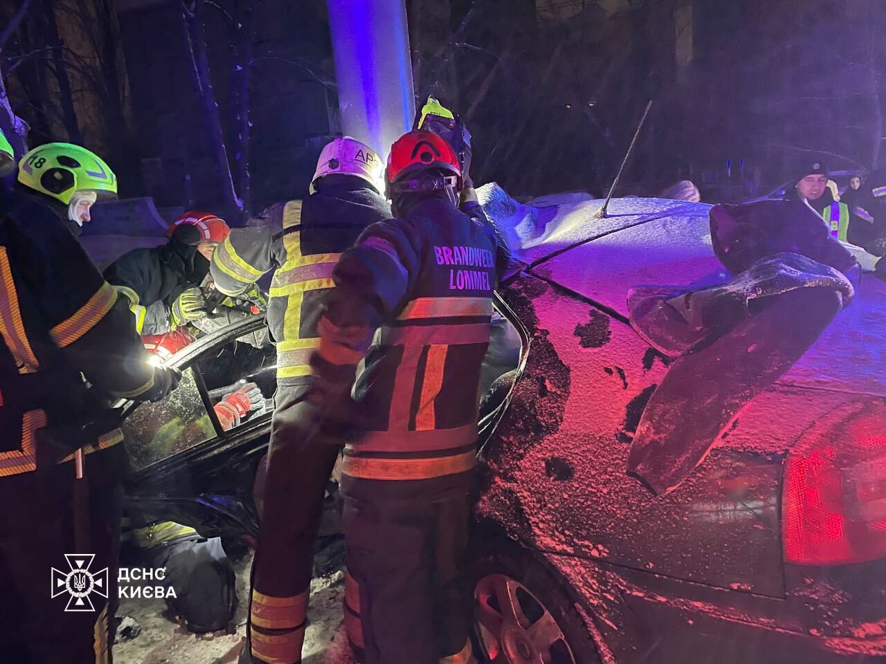 В Киеве легковушку "намотало" на опору билборда: есть погибший и пострадавшие. Подробности, фото и видео