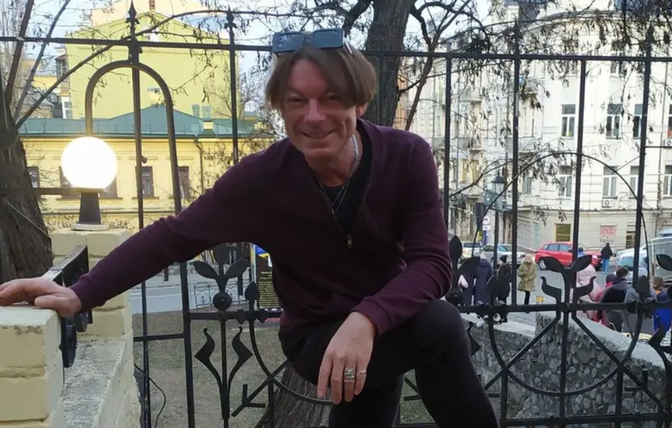 Робота з Данилком, дружба з Віктюком й останні години в лікарні. Друзі та колеги розповіли про актора Анатолія Суханова, який раптово пішов з життя