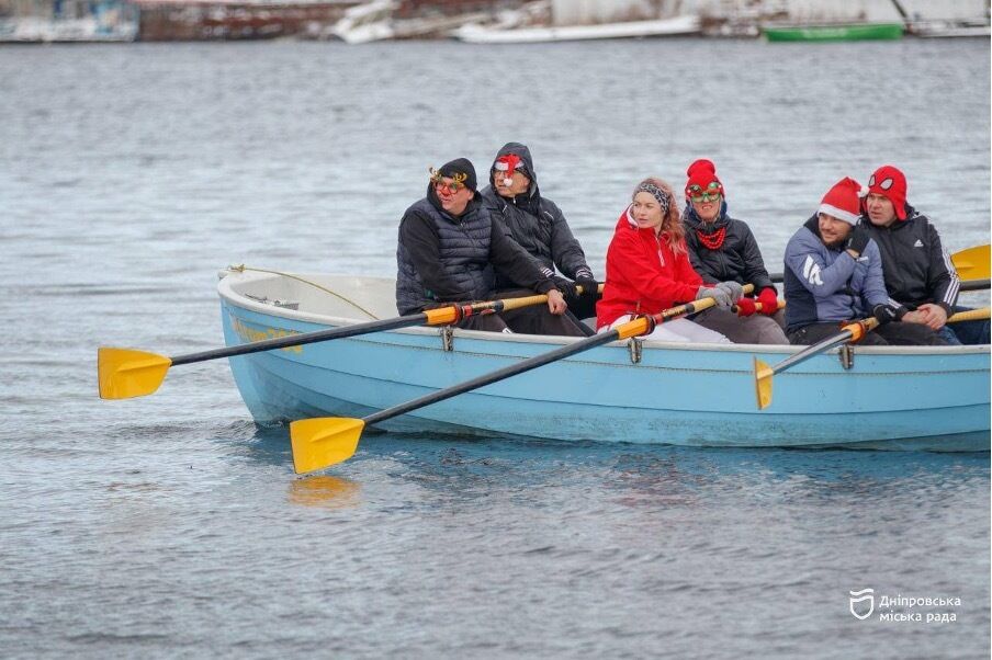 Драгонботи, SUP-дошки, байдарки та яли. У Дніпрі пройшов традиційний різдвяний заплив
