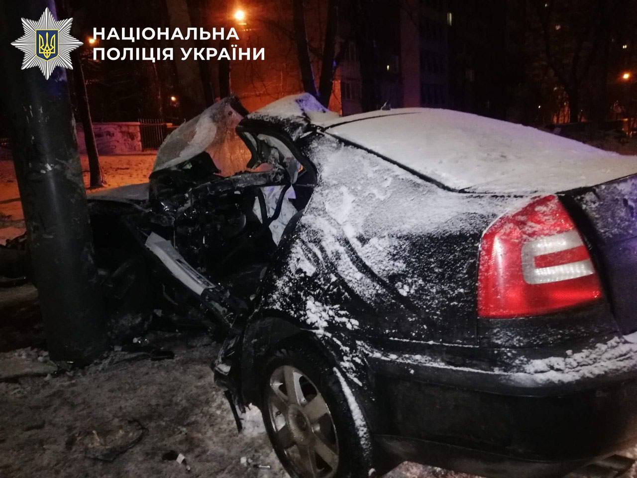 В Киеве легковушку "намотало" на опору билборда: есть погибший и пострадавшие. Подробности, фото и видео