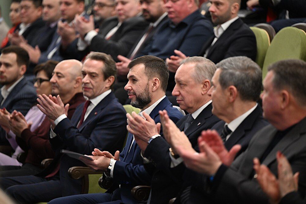 Устроили пение и танцы на костях: в оккупированном Мариуполе открыли "восстановленный" драмтеатр, где погибли сотни людей