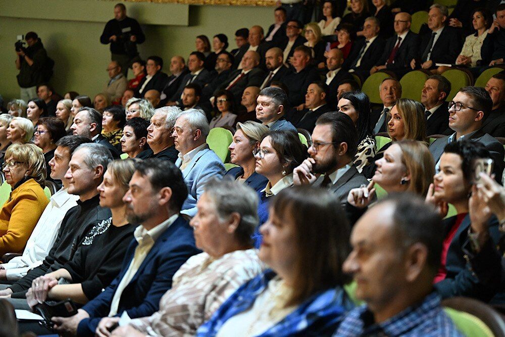 Устроили пение и танцы на костях: в оккупированном Мариуполе открыли "восстановленный" драмтеатр, где погибли сотни людей