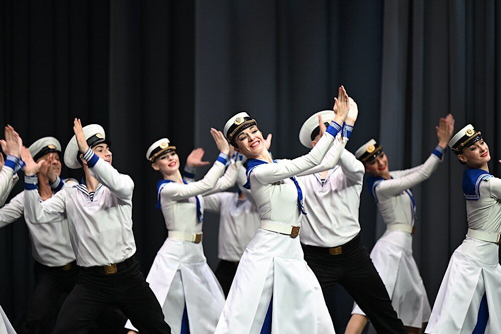 Устроили пение и танцы на костях: в оккупированном Мариуполе открыли "восстановленный" драмтеатр, где погибли сотни людей