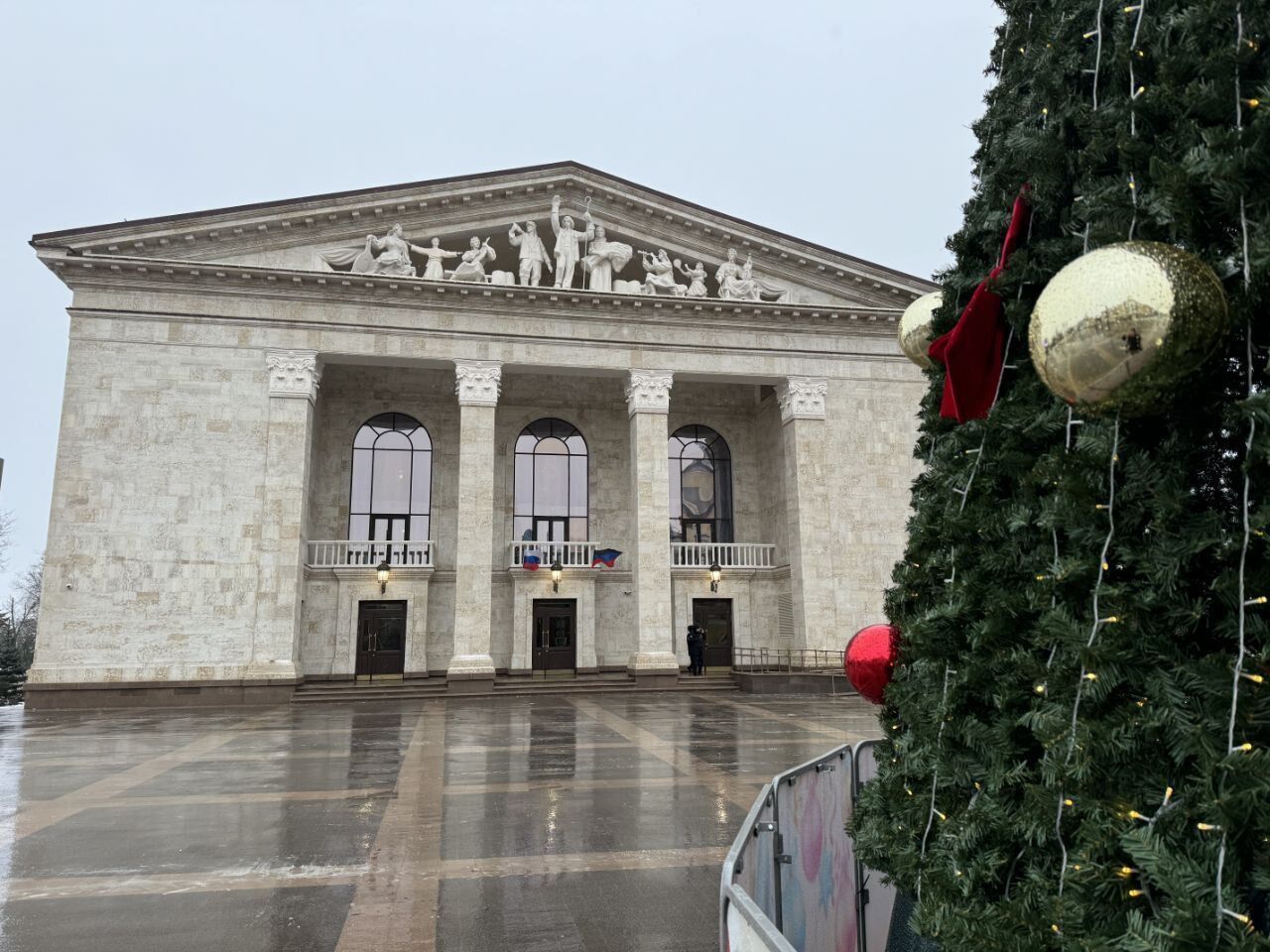 Хлывнюк, который последним выступал в Драмтеатре Мариуполя перед бомбежкой, осудил циничный поступок россиян на руинах