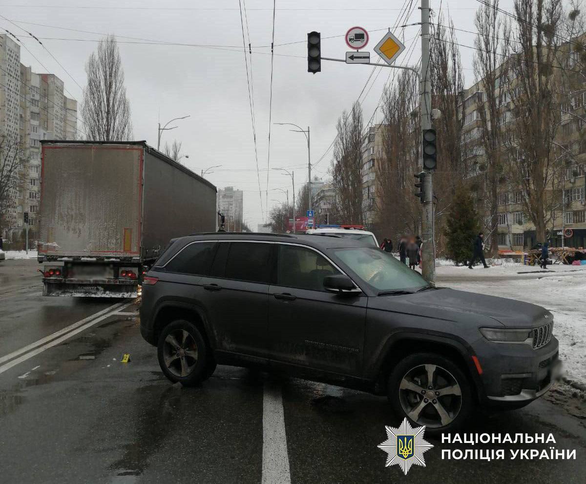 В Киеве водитель Jeep на переходе сбил насмерть пожилую женщину. Подробности ДТП и фото