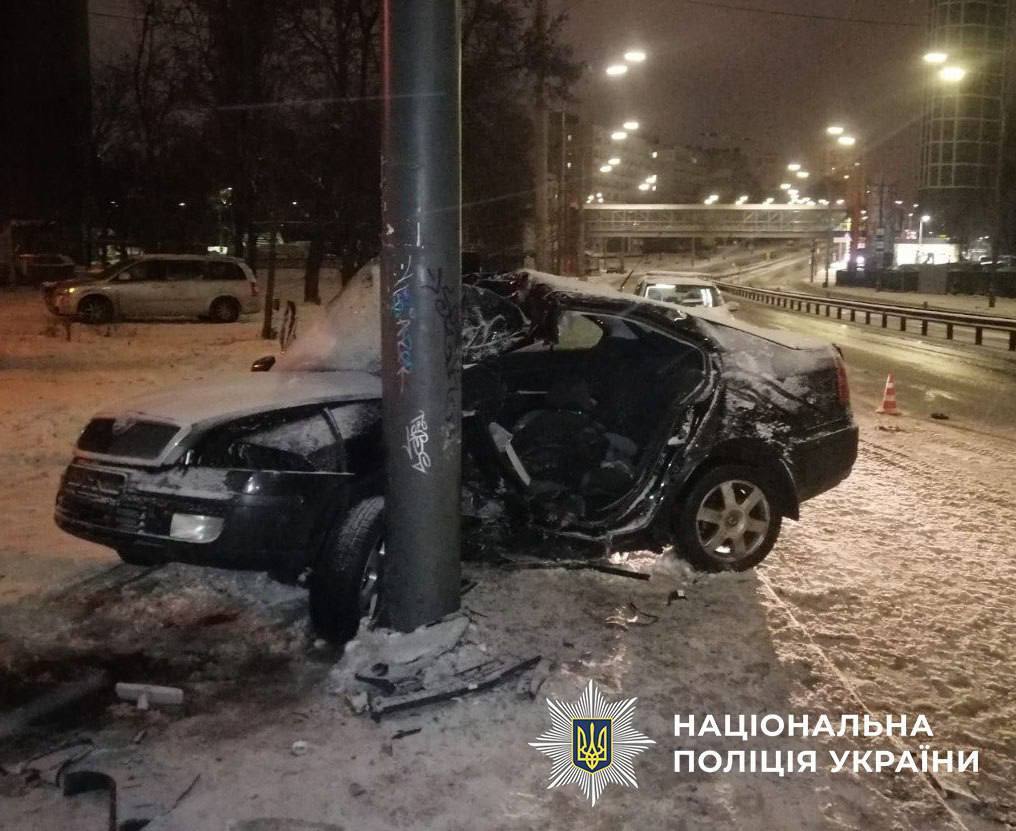 В Киеве легковушку "намотало" на опору билборда: есть погибший и пострадавшие. Подробности, фото и видео