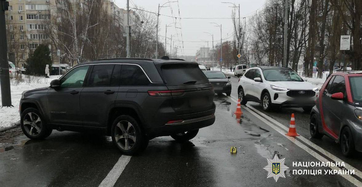В Киеве водитель Jeep на переходе сбил насмерть пожилую женщину. Подробности ДТП и фото