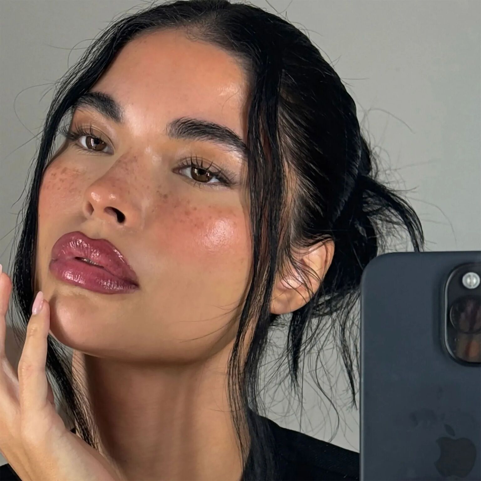 Будете в центрі уваги: як зробити на Новий рік трендовий макіяж "під омелою"