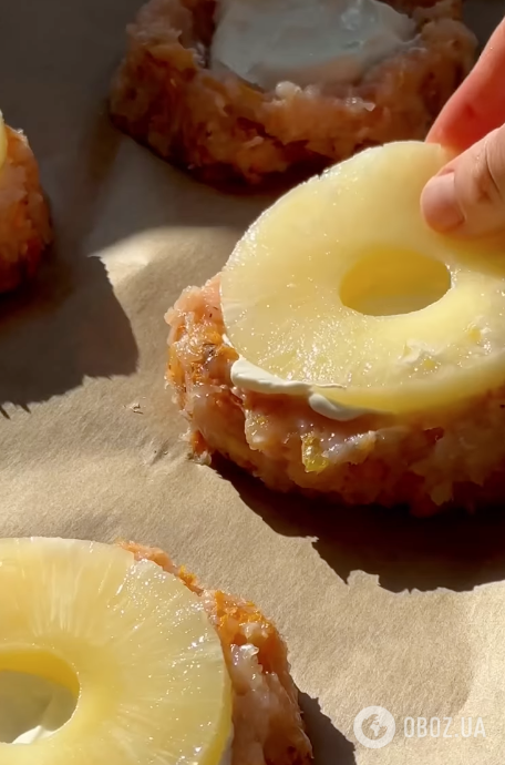 Мясные гнезда с ананасом и сыром: рецепт блюда, которое проще, чем мясо по-французски