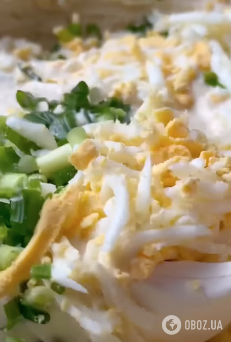 Ленивые жареные пирожки с луком и вареными яйцами: тесто готовится на кефире