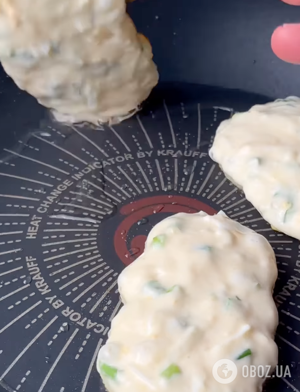 Ленивые жареные пирожки с луком и вареными яйцами: тесто готовится на кефире