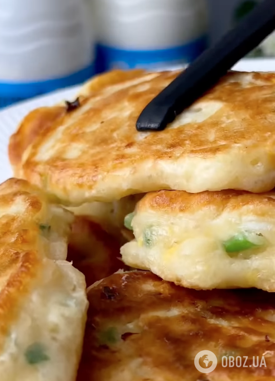 Ленивые жареные пирожки с луком и вареными яйцами: тесто готовится на кефире