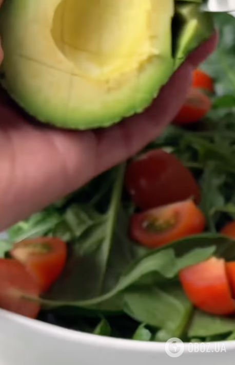 Легкий салат із зелені, тунця й авокадо для новорічного столу: варити для страви нічого не потрібно
