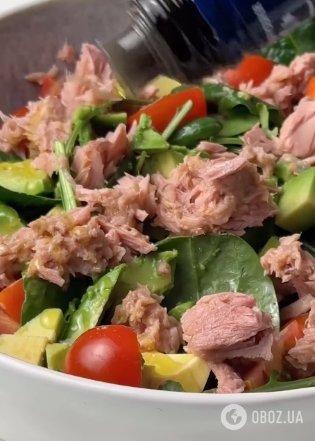 Легкий салат із зелені, тунця й авокадо для новорічного столу: варити для страви нічого не потрібно