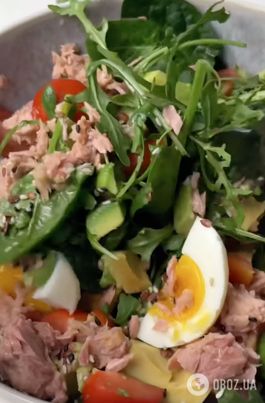 Легкий салат із зелені, тунця й авокадо для новорічного столу: варити для страви нічого не потрібно